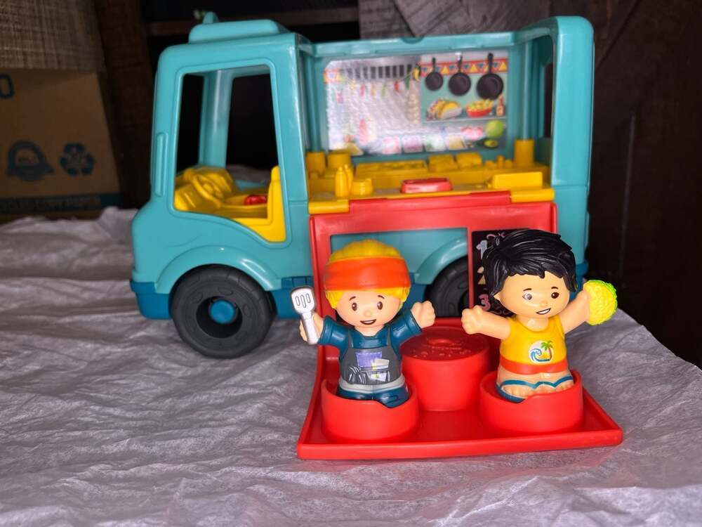 Fisher-Price Little People Serve It Up Food Truck Musical Toy with 2 Figures - Picture 3 of 8